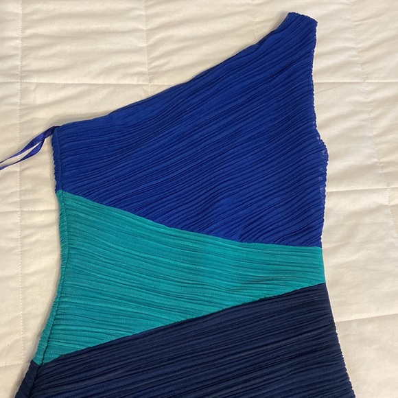 BCBGMAXAZRIA Size XS one shoulder cocktail dress. Used once. Colors are vibrant - Picture 12 of 12
